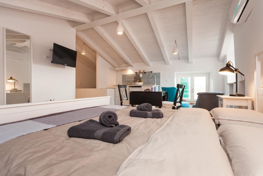 Apartments And Rooms Hey Ровин Екстериор снимка