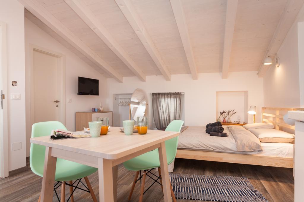 Apartments And Rooms Hey Ровин Екстериор снимка