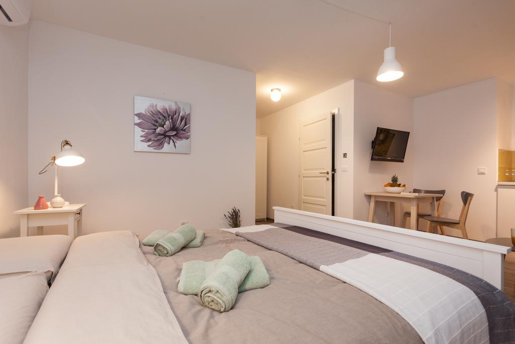 Apartments And Rooms Hey Ровин Екстериор снимка