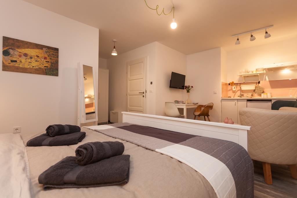 Apartments And Rooms Hey Ровин Екстериор снимка