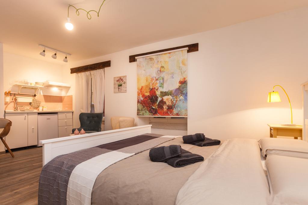 Apartments And Rooms Hey Ровин Екстериор снимка