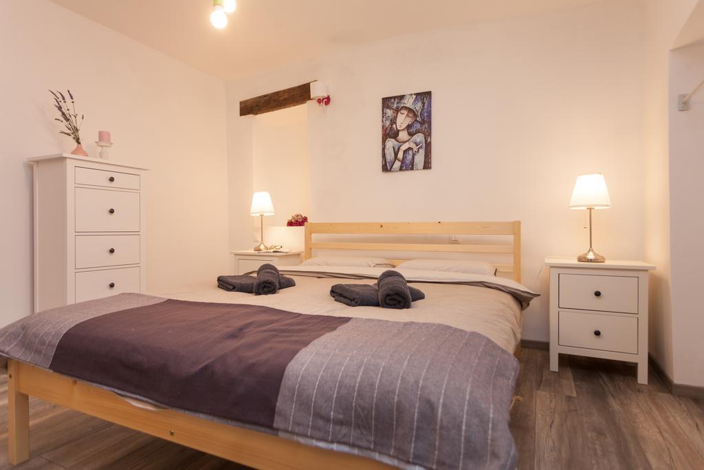 Apartments And Rooms Hey Ровин Екстериор снимка
